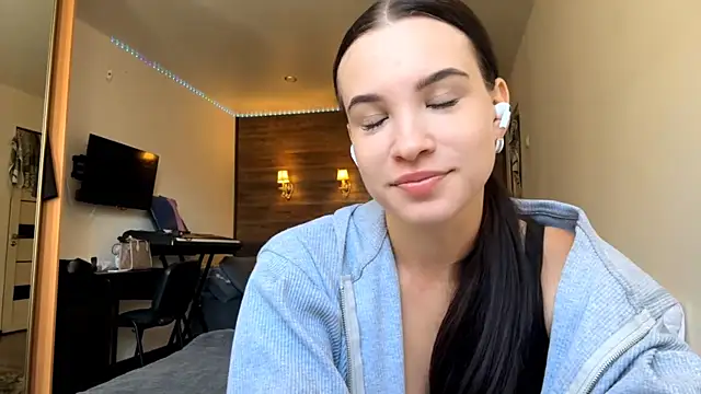 Snapshot of Tonnievi chatting on October 13, 11:34 am Tonnievi online show from October 13, 11:34 am