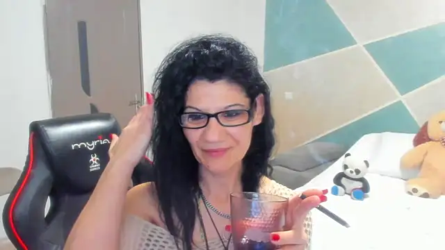 SweetSin40 online show from April 3, 7:20 pm