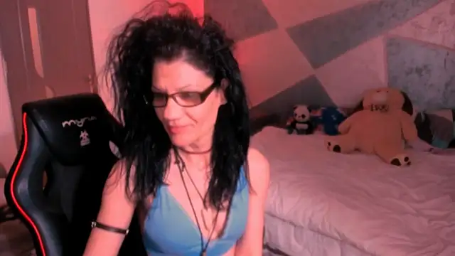 Snapshot of SweetSin40 chatting on June 4, 7:29 pm SweetSin40 online show from June 4, 7:29 pm