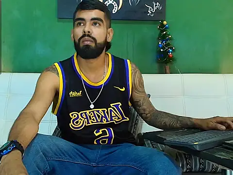 Snapshot of black_kameron_ chatting on December 16, 12:37 am black kameron online show from December 16, 12:37 am