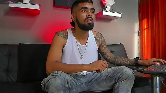 Snapshot of black_kameron_ chatting on October 28, 9:47 pm black kameron  online show from October 28, 9:47 pm