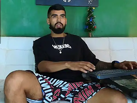 Snapshot of black_kameron_ chatting on December 14, 8:47 pm black kameron online show from December 14, 8:47 pm