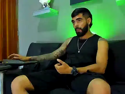 Snapshot of black_kameron_ chatting on November 6, 11:42 pm black kameron online show from November 6, 11:42 pm