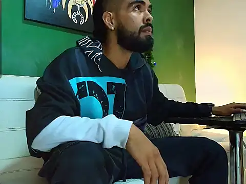 Snapshot of black_kameron_ chatting on November 21, 6:34 am black kameron online show from November 21, 6:34 am