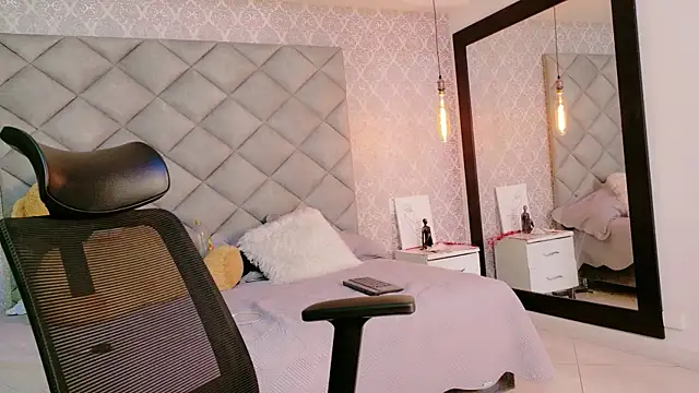 Snapshot of CARO_ADAMS1 chatting on February 6, 10:33 am CARO ADAMS1 online show from February 6, 10:33 am