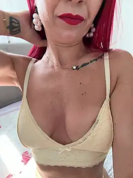 Snapshot of Miss-85 chatting on June 21, 1:39 pm Miss-85 online show from June 21, 1:39 pm
