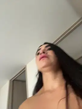 Snapshot of RoseSeductre chatting on November 8, 9:18 pm RoseSeductre online show from November 8, 9:18 pm