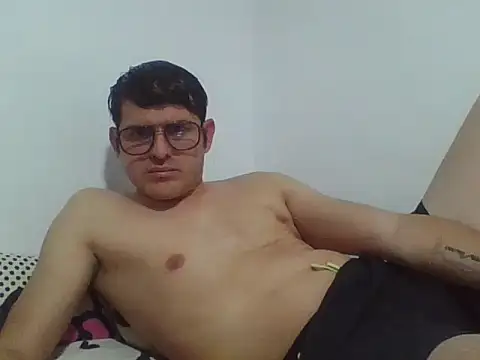 Snapshot of Dariusbi chatting on November 14, 2:15 am Dariusbi online show from November 14, 2:15 am