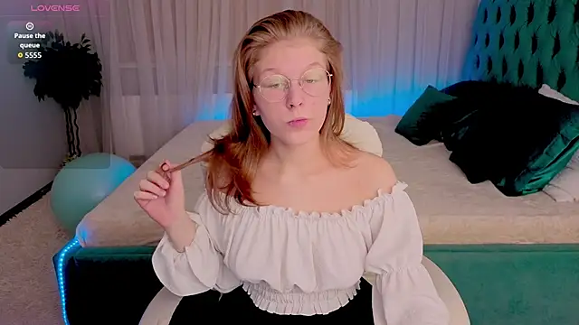 Snapshot of Angelie__Eyes chatting on November 6, 3:27 pm Angelie Eyes online show from November 6, 3:27 pm