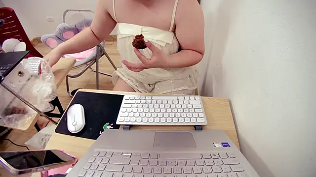 Hanna Mina online show from November 6, 3:43 am