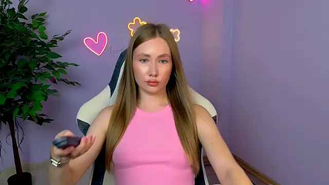 Snapshot of EllyColins chatting on July 10, 4:01 am EllyColins online show from July 10, 4:01 am