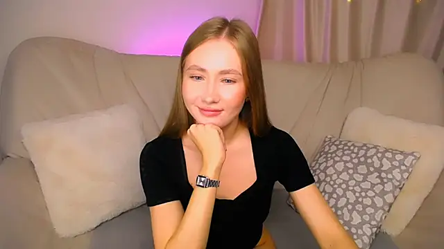 Snapshot of EllyColins chatting on June 23, 3:37 am EllyColins online show from June 23, 3:37 am