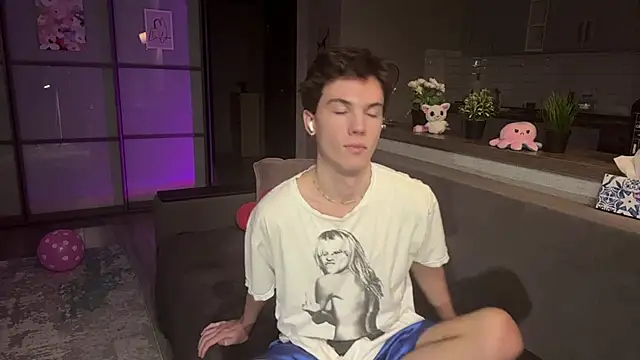 Jeremy1Scott online show from November 23, 3:38 am