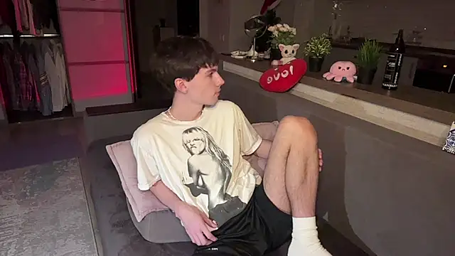 Jeremy1Scott online show from December 3, 9:36 pm