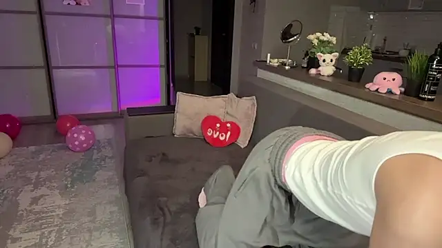 Jeremy1Scott online show from November 26, 3:28 am