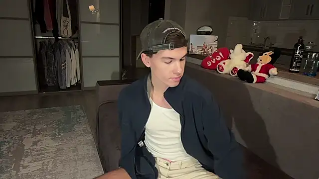 Jeremy1Scott online show from November 15, 3:21 am