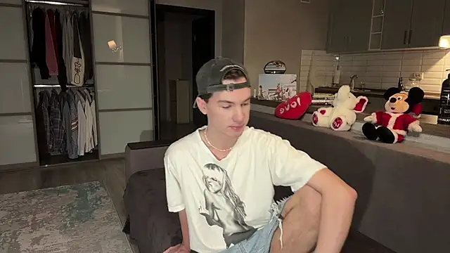 Jeremy1Scott online show from November 16, 3:33 am