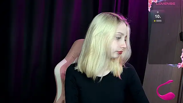 Snapshot of Fluffy_Cloude chatting on November 13, 7:29 pm Fluffy Cloude online show from November 13, 7:29 pm