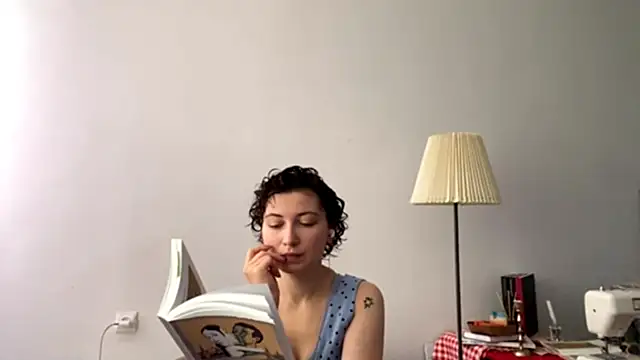 Snapshot of AlyseDietrich chatting on October 13, 7:43 am AlyseDietrich online show from October 13, 7:43 am