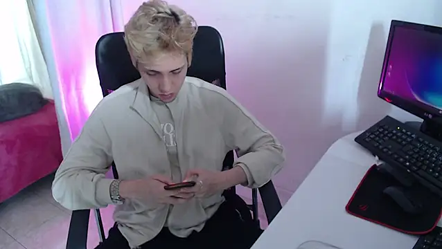 Snapshot of KingSuccubus chatting on October 13, 7:26 pm KingSuccubus online show from October 13, 7:26 pm