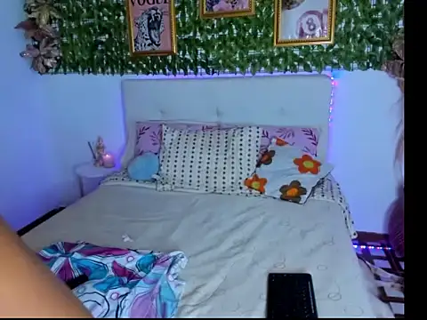 Snapshot of melodi_pink chatting on October 27, 2:23 am melodi pink online show from October 27, 2:23 am