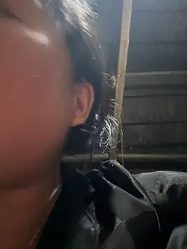 Snapshot of Linh-xxx chatting on February 23, 12:39 pm Linh-xxx online show from February 23, 12:39 pm