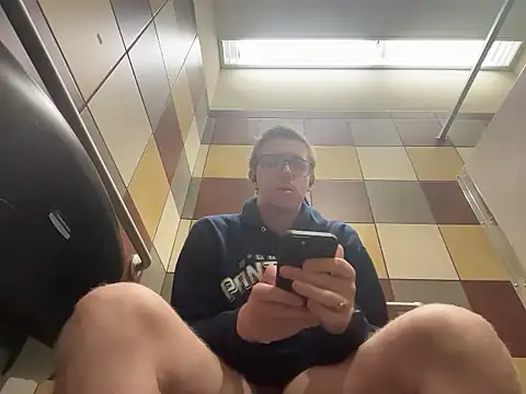 Snapshot of eddieeeeee1232 chatting on November 12, 2:43 pm eddieeeeee1232 online show from November 12, 2:43 pm