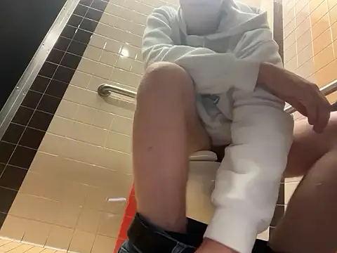 Snapshot of eddieeeeee1232 chatting on November 3, 5:49 pm eddieeeeee1232 online show from November 3, 5:49 pm