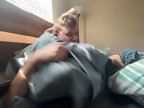 Snapshot of eddieeeeee1232 chatting on December 15, 5:52 pm eddieeeeee1232 online show from December 15, 5:52 pm