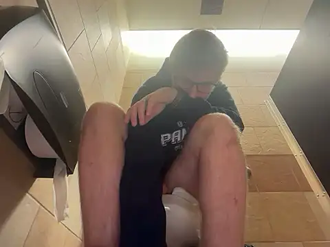 Snapshot of eddieeeeee1232 chatting on November 10, 4:45 pm eddieeeeee1232 online show from November 10, 4:45 pm