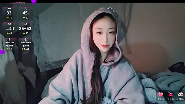 Snapshot of hyp0crite chatting on December 15, 3:29 pm hyp0crite online show from December 15, 3:29 pm