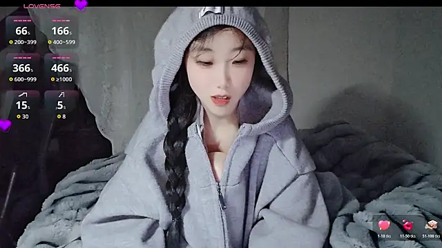 Snapshot of hyp0crite chatting on November 17, 12:31 pm hyp0crite online show from November 17, 12:31 pm