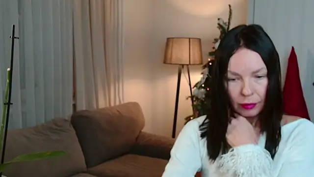 Snapshot of LittleNicolee chatting on December 17, 3:39 pm LittleNicolee online show from December 17, 3:39 pm