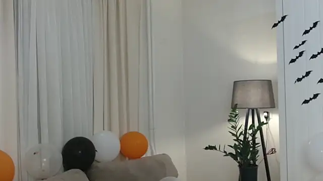 Snapshot of LittleNicolee chatting on October 29, 3:22 pm LittleNicolee online show from October 29, 3:22 pm