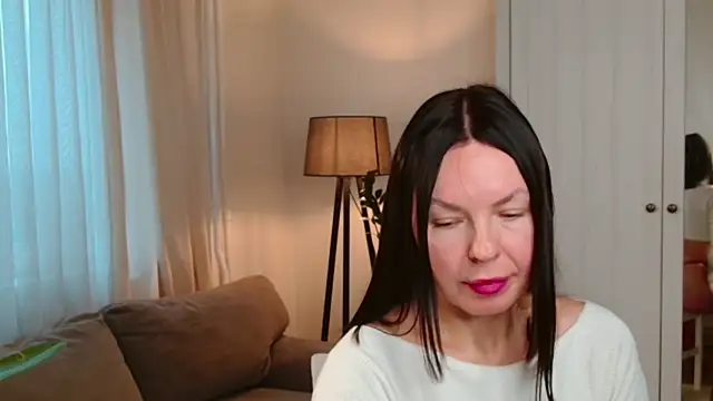 Snapshot of LittleNicolee chatting on December 15, 1:06 pm LittleNicolee online show from December 15, 1:06 pm