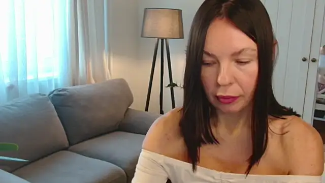 Snapshot of LittleNicolee chatting on November 21, 10:36 am LittleNicolee online show from November 21, 10:36 am