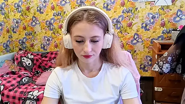 Snapshot of AmeliLia chatting on October 18, 7:54 am AmeliLia online show from October 18, 7:54 am