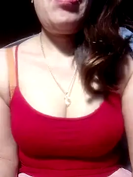 YiyinLy online show from March 19, 9:15 pm