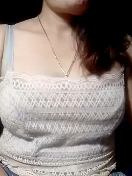 YiyinLy online show from March 21, 12:20 pm