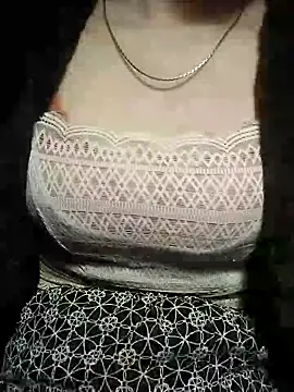 YiyinLy online show from December 17, 8:25 pm