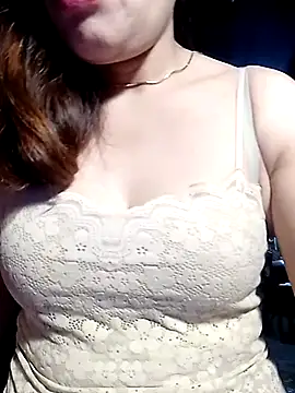 Snapshot of YiyinLy chatting on May 7, 9:07 pm YiyinLy online show from May 7, 9:07 pm