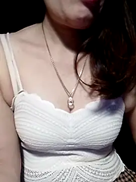 Snapshot of YiyinLy chatting on April 19, 9:17 pm YiyinLy online show from April 19, 9:17 pm