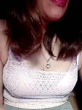 YiyinLy online show from February 14, 9:15 pm