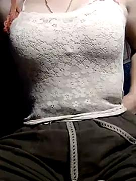 YiyinLy online show from February 10, 1:10 pm