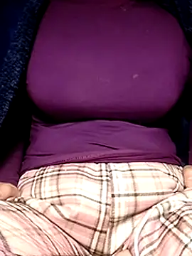 YiyinLy online show from January 10, 1:28 pm