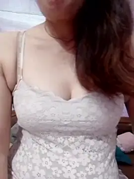 Snapshot of YiyinLy chatting on May 8, 5:17 pm YiyinLy online show from May 8, 5:17 pm