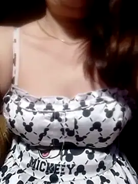 YiyinLy online show from April 3, 9:10 pm