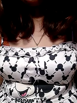 YiyinLy online show from February 6, 12:45 pm