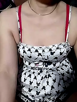 Snapshot of YiyinLy chatting on July 17, 9:01 pm YiyinLy online show from July 17, 9:01 pm