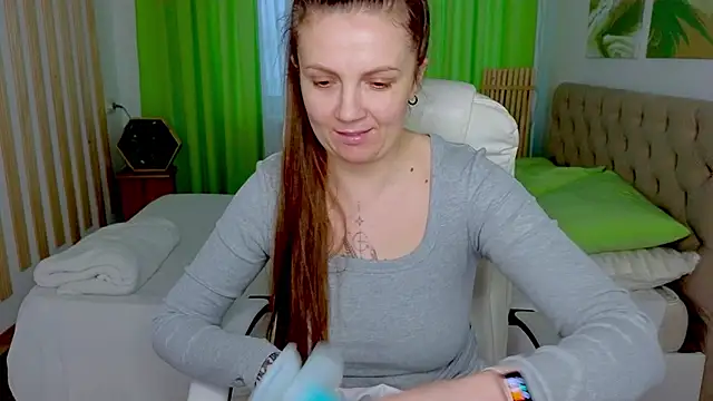 Amy  Leee  online show from March 4, 1:41 pm